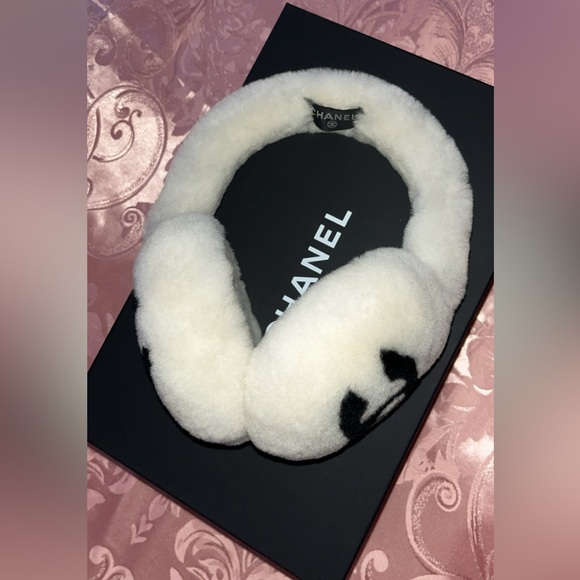 Chanel CC Fur earmuffs in white - Picture 3 of 9